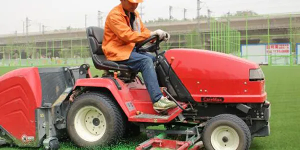 Utilización de equipos SMG profesionales para la limpieza y el mantenimiento del terreno