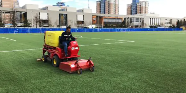 Utilización de equipos SMG profesionales para la limpieza y el mantenimiento del terreno